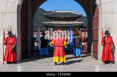 Seoul, Südkorea. November 2023. Wächter in traditioneller Kleidung der Joseon Dynastie Wächter Gwanghwamun, das Haupttor des Gyeongbokgung Palastes in Seoul. Der Wachwechsel wurde als traditionelles kulturelles Ereignis abgehalten. Der Gyeongbokgung-Palast war der wichtigste königliche Palast der Joseon-Dynastie. Es wurde 1395 erbaut und befindet sich im nördlichen Teil von Seoul, Südkorea. Der Gyeongbokgung Palast ist der größte der fünf großen Paläste der Joseon-Dynastie und war Residenz der königlichen Familie und Regierungssitz. Quelle: SOPA Images Limited/Alamy Live News Stockfoto