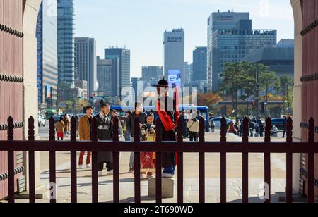 Seoul, Südkorea. November 2023. Touristen in Hanbok, Koreas traditioneller Tracht, machen Erinnerungsfotos am Gwanghwamun, dem Haupttor des Gyeongbokgung Palace in Seoul. Der Gyeongbokgung-Palast war der wichtigste königliche Palast der Joseon-Dynastie. Es wurde 1395 erbaut und befindet sich im nördlichen Teil von Seoul, Südkorea. Der Gyeongbokgung Palast ist der größte der fünf großen Paläste der Joseon-Dynastie und war Residenz der königlichen Familie und Regierungssitz. Quelle: SOPA Images Limited/Alamy Live News Stockfoto