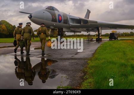 Avro Vulcan XM655 mit Reenactoren der Flugbesatzung Stockfoto