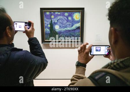 Manhattan, USA, 30. Oktober 2023: Besucher des MOMA in New York treffen sich um Vincent van Goghs „The Starry Night“ aus dem Jahr 1889. Das Gemälde, teilweise gemacht Stockfoto