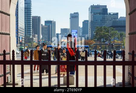 Seoul, Südkorea. November 2023. Touristen in Hanbok, Koreas traditioneller Tracht, machen Erinnerungsfotos am Gwanghwamun, dem Haupttor des Gyeongbokgung Palace in Seoul. Der Gyeongbokgung-Palast war der wichtigste königliche Palast der Joseon-Dynastie. Es wurde 1395 erbaut und befindet sich im nördlichen Teil von Seoul, Südkorea. Der Gyeongbokgung Palast ist der größte der fünf großen Paläste der Joseon-Dynastie und war Residenz der königlichen Familie und Regierungssitz. (Foto: Kim Jae-Hwan/SOPA Images/SIPA USA) Credit: SIPA USA/Alamy Live News Stockfoto