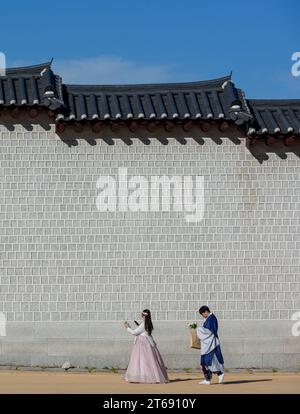 Seoul, Südkorea. November 2023. Touristen, die Hanbok tragen, die traditionelle koreanische Tracht, besuchen den Gyeongbokgung Palast in Seoul. Der Gyeongbokgung-Palast war der wichtigste königliche Palast der Joseon-Dynastie. Es wurde 1395 erbaut und befindet sich im nördlichen Teil von Seoul, Südkorea. Der Gyeongbokgung Palast ist der größte der fünf großen Paläste der Joseon-Dynastie und war Residenz der königlichen Familie und Regierungssitz. (Foto: Kim Jae-Hwan/SOPA Images/SIPA USA) Credit: SIPA USA/Alamy Live News Stockfoto