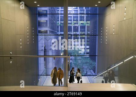 New York, USA, 30. Oktober 2023: Die Menschen genießen den Blick auf Midtown Manhattan durch die Glasfenster eines Treppenhauses im Inneren des MOMA. Anna Watson/Ala Stockfoto