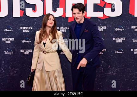 Alice Dwyer mit Ehemann Sabin Tambrea bei der Premiere der Disney Streamingserie Deutsches Haus im Zoo Palast. Berlin, 08.11.2023 *** Alice Dwyer mit Ehemann Sabin Tambrea bei der Premiere der Disney-Streaming-Serie Deutsches Haus im Zoo Palast Berlin, 08 11 2023 Foto:XM.xWehnertx/xFuturexImagex haus 3170 Credit: Imago/Alamy Live News Stockfoto