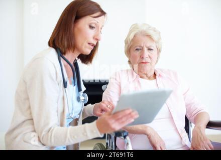 Ich habe Bedenken bezüglich Ihrer Testergebnisse. Reife Krankenschwester erklärt das Ergebnis ihrer älteren Patienten medizinischen Tests. Stockfoto