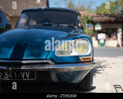 Frontdetail eines klassischen blauen Citroen DS, der auf der Straße in Frankreich geparkt ist Stockfoto