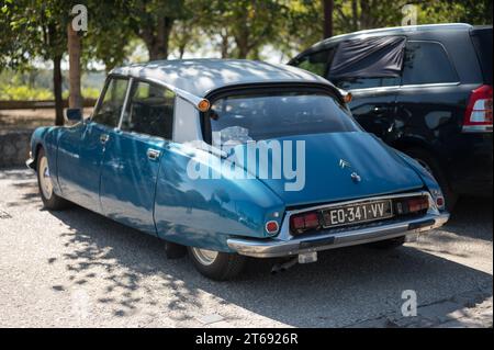 Detail der Rückseite eines klassischen blauen Citroen DS, der auf der Straße in Frankreich geparkt ist Stockfoto