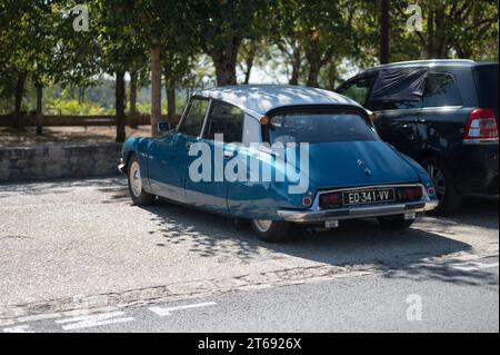 Detail der Rückseite eines klassischen blauen Citroen DS, der auf der Straße in Frankreich geparkt ist Stockfoto