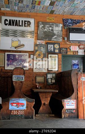 Innenraum des Cavalier Restaurants in Lynchburg, VA, USA. Alte Holzkabinen und Retro-Dekor. Stockfoto