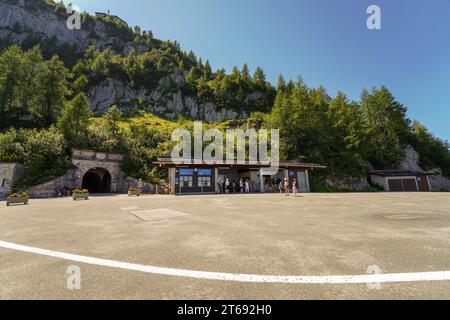 Berchtesgaden, Deutschland, EU - 21. August 2023. Das historische Reich des Zweiten Weltkriegs errichtete Adlernest im Kehlsteinhaus mit Hitlers Basistunnel und Busverkehr. Stockfoto