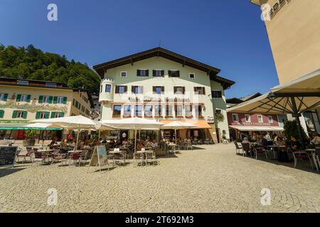 Berchtesgaden, Deutschland, Europa - 21. August 2023. Berchtesgaden Marktplatz, ein Café-Restaurant auf dem Hauptplatz in der traditionellen alpinen deutschen Stadt Stockfoto