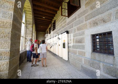 Berchtesgaden, Deutschland, Europa - 21. August 2023. Adlerhorst, Kehlsteinhaus mit Touristen, die die Ausstellungen lesen, Museum aus dem Zweiten Weltkrieg Stockfoto