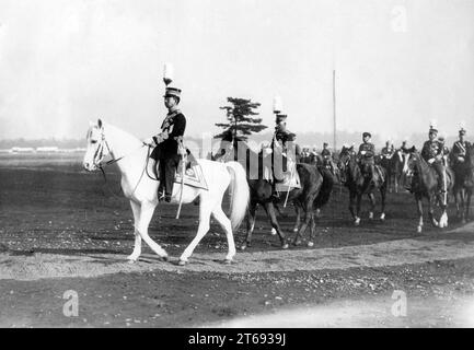 Japanischer Kaiser Hirohito an der Spitze seiner Offiziere wahrscheinlich während eines Manövers. [Automatisierte Übersetzung] Stockfoto