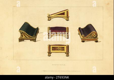 Regency-Ära Fußhocker, 1813. Grecian Fußhocker entworfen vom Möbeltischler Matthew Gregson von Preeson's Row, Liverpool (Mitte), mit Palisander- oder Ormolu-Ornamenten, geschnitzte vergoldete Füße, mit Samt gepolstert. Gotische (links) und chinesische (rechts) Variationen. Handkolorierter Kupferstich aus dem Upholsterer's and Cabinet-Maker's Repository, bestehend aus sechsundsiebzig Entwürfen moderner und modischer Möbel, Rudolph Ackermann, London, 1830. Stockfoto