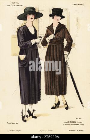 Zwei modische Frauen in einer Galerie, WWI. Eines mit breiter Krempe, wadenlangem Kleid mit großen Taschen, Seemannskragen. Einer mit maskulinem Hut, Gehstock und Handschuhen. Handkolorierte Lithografie von Fattorini & Crespin aus dem Modemagazin Alain Thierys Journal des Demoiselles, 79 Boulevard Saint-Germain, Paris, Frankreich, 15. Juli, 1918. Stockfoto