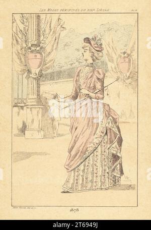 Modische Dame auf der dritten Pariser Weltausstellung, Exposition Universelle, 1878. Mit Hut, Bluse mit hohem Kragen, Kleid mit Hektik und gestickten Petticoats. Tore mit Schilden und Fahnen verziert. Handkolorierte Trockenpunkt- oder pointe-Seche-Radierung von Henri Boutet aus Les Modes feminines du XIXeme Siecle (feminine Mode des 19.. Jahrhunderts), Ernest Flammarion, Paris, 1902. Boutet (1851-1919) war ein französischer Künstler, Kupferstecher, Lithograph und Designer. Stockfoto