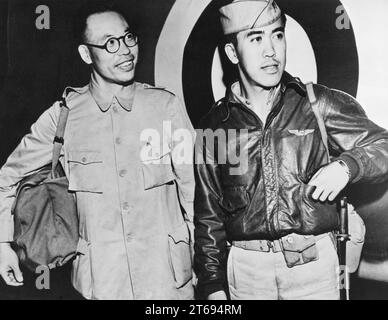 Jesus Villamor (rechts), der erste Inselbewohner, der mit dem Distinguished Service Cross ausgezeichnet wurde, weil er sechs altmodische 1933 Kampfflugzeuge bei einem Angriff auf 30 japanische Flugzeuge führte, trifft nach einem gewagten Flug von den Philippinen im Hauptquartier der australischen Luftwaffe ein. Links, Oberstleutnant Chi Bang, Verbindungsoffizier der chinesischen Armee auf der Halbinsel Bataan, jetzt auf MacArthurs Stab. [Automatisierte Übersetzung] Stockfoto