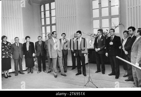 Begrüßung und Empfang des Bonner Oberbürgermeisters Dr. Hans Daniels (R.) durch Potsdamer Oberbürgermeister Wilfried Seidel (l.). Bei einer feierlichen gemeinderatsversammlung im Schlosshaus des Neuen Palais wurde der Vertrag über die Städtepartnerschaft zwischen Potsdam und Bonn unterzeichnet. Nachbarschaftsbeziehungen. Zusammenarbeit. DDR. Historisch. Foto: MAZ/Wolfgang Mallwitz, 25.01.1988 [automatisierte Übersetzung] Stockfoto