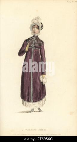 Regency Frau im Wanderkleid. In Puce Erminette Pelisse mit breiter weißer Spitzenbordüre, voller Spitzenruff, samtiger spanischer Hut mit gefräster Spitze, halben Stiefeln und braunen Handschuhen. Vol. 12, Platte 30, 1. Dezember 1814. Handkolorierter Kupferstich von Thomas Uwins aus Rudolph Ackermanns Repository of Arts, Strand, London. Stockfoto