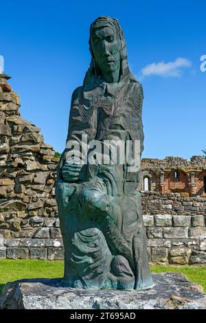 Statue von St. Cuthbert, von Fenwick Lawson. In der Lindisfarne Priory, Holy Island, Northumberland, England, Großbritannien. Stockfoto