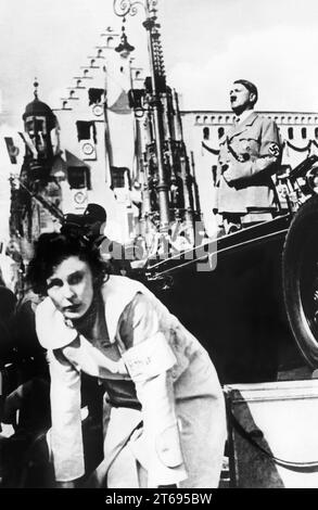 Leni Riefenstahl filmte Triumph des Willens auf dem Reichsparteikongress 1934. Hinter ihr Adolf Hitler [automatisierte Übersetzung] Stockfoto