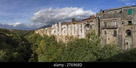 Sant'Agata de Goti, Italien - Sant'Agata de Goti ist eines der schönsten Dörfer Süditaliens mit Blick auf eine dramatische Klippe Stockfoto