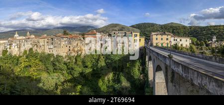 Sant'Agata de Goti, Italien - Sant'Agata de Goti ist eines der schönsten Dörfer Süditaliens mit Blick auf eine dramatische Klippe Stockfoto