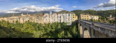 Sant'Agata de Goti, Italien - Sant'Agata de Goti ist eines der schönsten Dörfer Süditaliens mit Blick auf eine dramatische Klippe Stockfoto