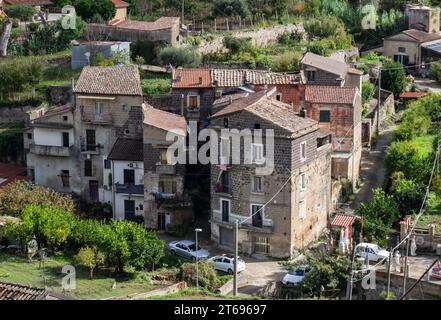 Sant'Agata de Goti, Italien - Sant'Agata de Goti ist eines der schönsten Dörfer Süditaliens mit Blick auf eine dramatische Klippe Stockfoto