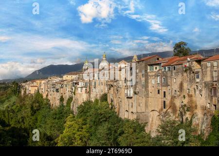 Sant'Agata de Goti, Italien - Sant'Agata de Goti ist eines der schönsten Dörfer Süditaliens mit Blick auf eine dramatische Klippe Stockfoto