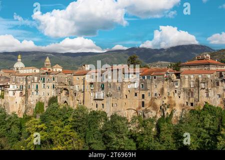 Sant'Agata de Goti, Italien - Sant'Agata de Goti ist eines der schönsten Dörfer Süditaliens mit Blick auf eine dramatische Klippe Stockfoto