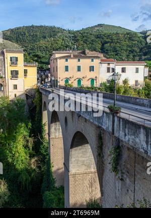 Sant'Agata de Goti, Italien - Sant'Agata de Goti ist eines der schönsten Dörfer Süditaliens mit Blick auf eine dramatische Klippe Stockfoto