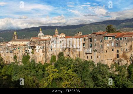 Sant'Agata de Goti, Italien - Sant'Agata de Goti ist eines der schönsten Dörfer Süditaliens mit Blick auf eine dramatische Klippe Stockfoto