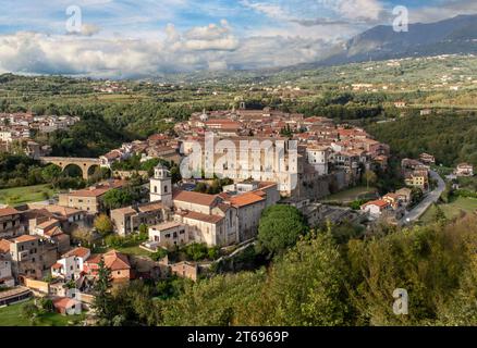 Sant'Agata de Goti, Italien - Sant'Agata de Goti ist eines der schönsten Dörfer Süditaliens mit Blick auf eine dramatische Klippe Stockfoto