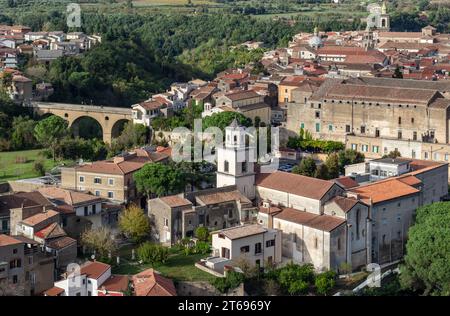 Sant'Agata de Goti, Italien - Sant'Agata de Goti ist eines der schönsten Dörfer Süditaliens mit Blick auf eine dramatische Klippe Stockfoto