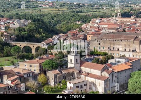 Sant'Agata de Goti, Italien - Sant'Agata de Goti ist eines der schönsten Dörfer Süditaliens mit Blick auf eine dramatische Klippe Stockfoto