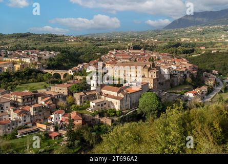 Sant'Agata de Goti, Italien - Sant'Agata de Goti ist eines der schönsten Dörfer Süditaliens mit Blick auf eine dramatische Klippe Stockfoto