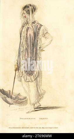 Regency Frau im Promenadenkleid aus feinem französischen Kambris mit Vandyke-Spitze. Tiroler Mantel aus fliederfarbener Sarsnet mit venezianischer Einfassung. Flieder-Sonnenschirm mit weißer chinesischer Markise, Handschuhen von Limerick oder York-Bräune. Platte 5, Juli 1 1809. Handkolorierter Kupferstich von Thomas Uwins aus Rudolph Ackermanns Repository of Arts, London. Stockfoto