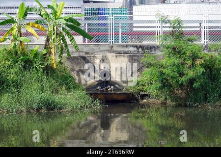 Abwasserleitungen vom Werk in den Kanal, Umweltkonzepte. Stockfoto