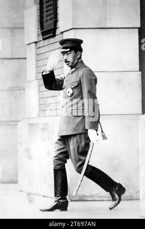 Der japanische Kaiser Hirohito verlässt ein Regierungsgebäude in Tokio. [Automatisierte Übersetzung] Stockfoto
