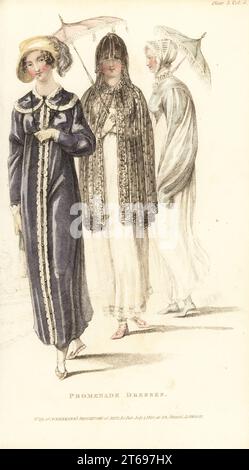 Frauen, die in Kensington Gardens, London, 1810, spazieren gehen. Spanische Pelisse aus Fliedersarsnet, Waldhut mit Zitronensplitter (L), weißes Musselin-Kleid mit Unella-Schleier und Umhang in schwarzer französischer Spitze (Mitte) und weißer Kambris-Morgenumhang, spencer-Umhang, Helm-Mob-Mütze (R). Platte 5, Juli 1 1810. Handkolorierter Kupferstich von Thomas Uwins aus Rudolph Ackermanns Repository of Arts, London. Stockfoto