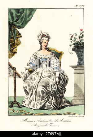 Marie Antoinette Josèphe Jeanne, 1755–1793, Ehefrau von König Ludwig XVI., letzte Königin Frankreichs vor der Französischen Revolution. Mit Juwelen besetztem Haar und formellem Kleid, das mit Spitze und Bändern verziert ist. Marie Antoinette d'Autriche, reine de France. Handkolorierte Lithographie von Lorenzo Bianchi und Domenico Cuciniello nach Hippolyte Lecomte aus Costumi civili e militari della monarchia francese dal 1200 al 1820, Neapel, 1825. Italienische Ausgabe der Lecomtes Zivil- und Militärkostüme der französischen Monarchie von 1200 bis 1820. Stockfoto