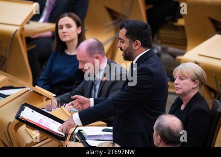 Edinburgh, Schottland, Großbritannien. November 2023. IM BILD: Humza Yousaf MSP, erster Minister von Schottland und Führer der Scottish National Party (SNP). Szenen in Holyrood im schottischen Parlament bei der wöchentlichen Sitzung der First Minister Questions (FMQs). Credit: Colin D Fisher Credit: Colin Fisher/Alamy Live News Stockfoto