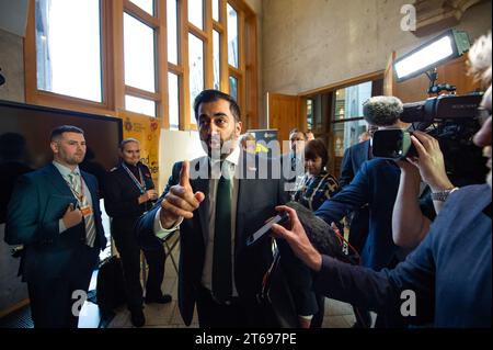 Edinburgh, Schottland, Großbritannien. November 2023. IM BILD: Humza Yousaf MSP, erster Minister von Schottland und Führer der Scottish National Party (SNP). Szenen in Holyrood im schottischen Parlament bei der wöchentlichen Sitzung der First Minister Questions (FMQs). Credit: Colin D Fisher Credit: Colin Fisher/Alamy Live News Stockfoto