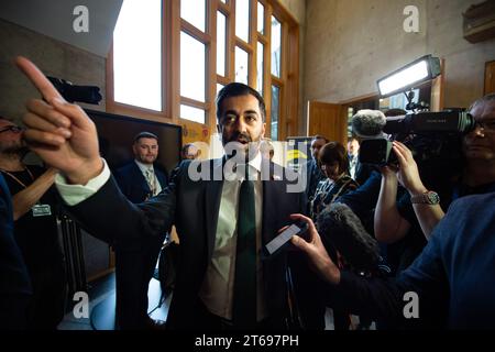 Edinburgh, Schottland, Großbritannien. November 2023. IM BILD: Humza Yousaf MSP, erster Minister von Schottland und Führer der Scottish National Party (SNP). Szenen in Holyrood im schottischen Parlament bei der wöchentlichen Sitzung der First Minister Questions (FMQs). Credit: Colin D Fisher Credit: Colin Fisher/Alamy Live News Stockfoto