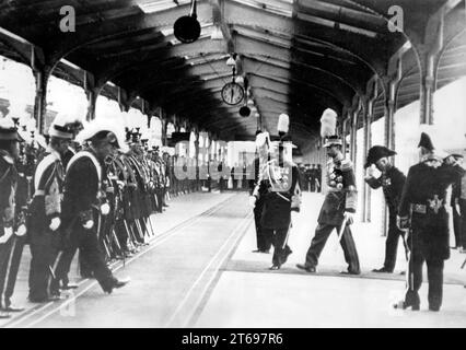 Der japanische Kaiser Hirohito empfängt den Kaiser von Mandschukuo Puyi am Bahnhof Tokio. Es ist ihr erstes Treffen. [Automatisierte Übersetzung] Stockfoto