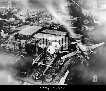 Amerikanische Bomberangriffe in einer japanischen Stadt, Frühjahr 1945. [Automatisierte Übersetzung] Stockfoto