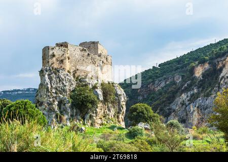 Mseilha Fort aus dem 17. Jahrhundert, erbaut auf einem Kalkstein, Libanon Stockfoto