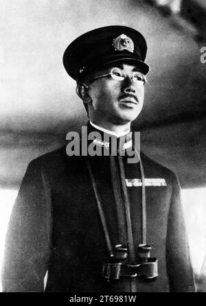 Der japanische Kaiser Hirohito beobachtet an Bord des Schlachtkreuzers Kirishima Manöver japanischer Marinestreitkräfte südlich Japans. [Automatisierte Übersetzung] Stockfoto
