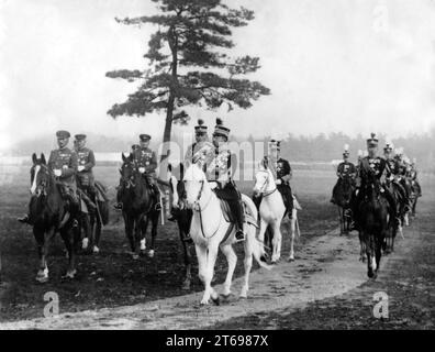 Kaiser Hirohito auf seinem Pferd Weißer Schnee (Shirayuki) mit Offizieren seines Stabes, die während eines Manövers Truppen inspizieren. [Automatisierte Übersetzung]“ Stockfoto